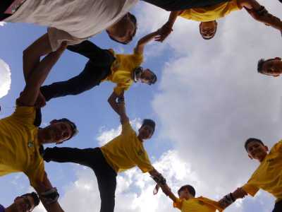 Un'inquadratura dal basso della coreografia a ventaglio: un ampio cerchio su due piani